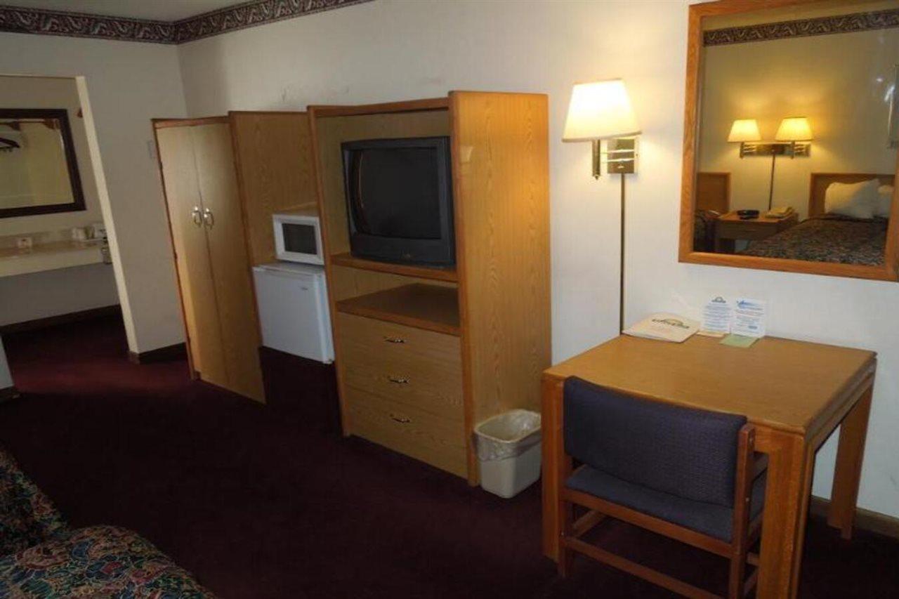 Days Inn Riverton Bagian luar foto