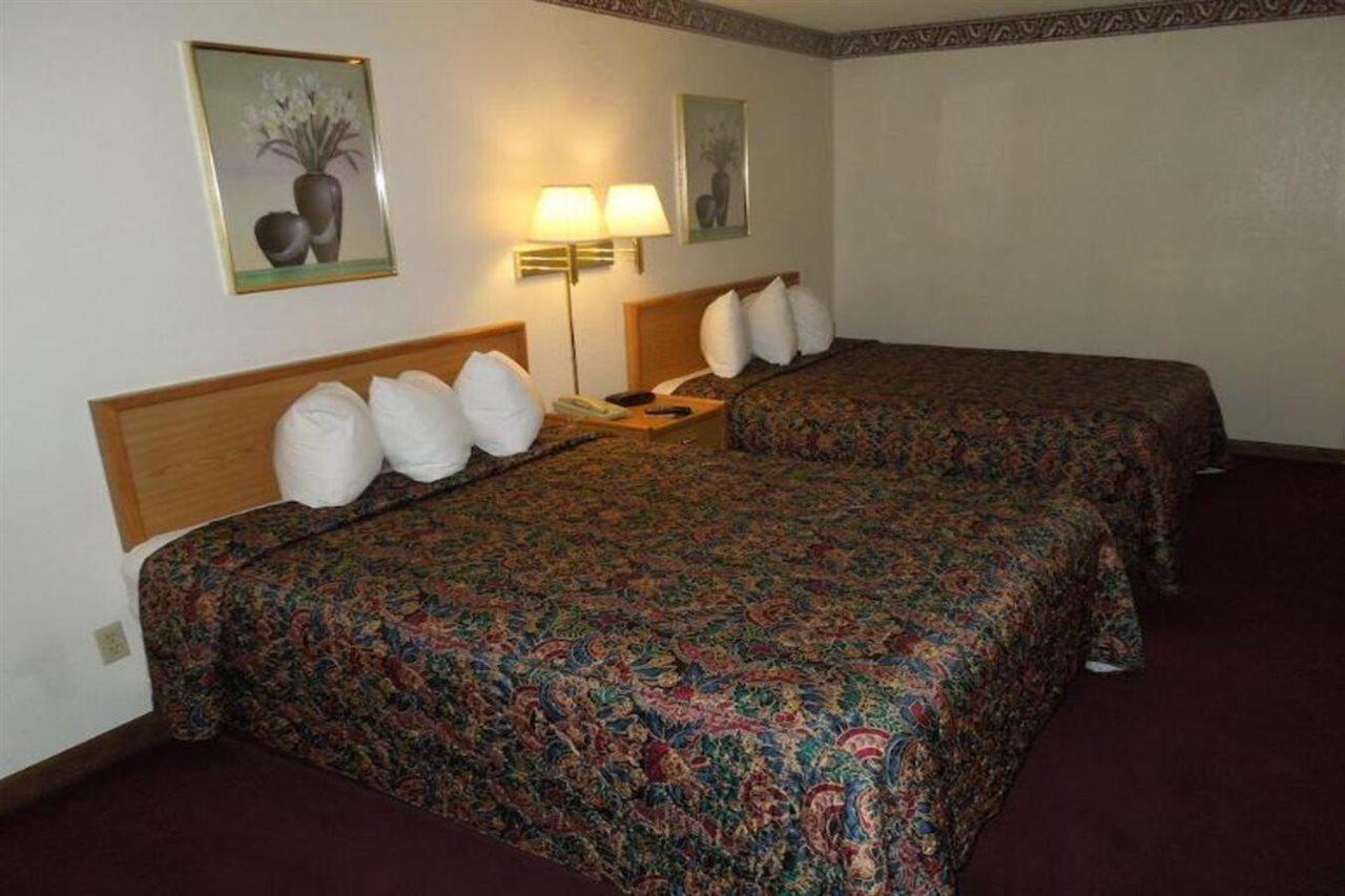 Days Inn Riverton Bagian luar foto