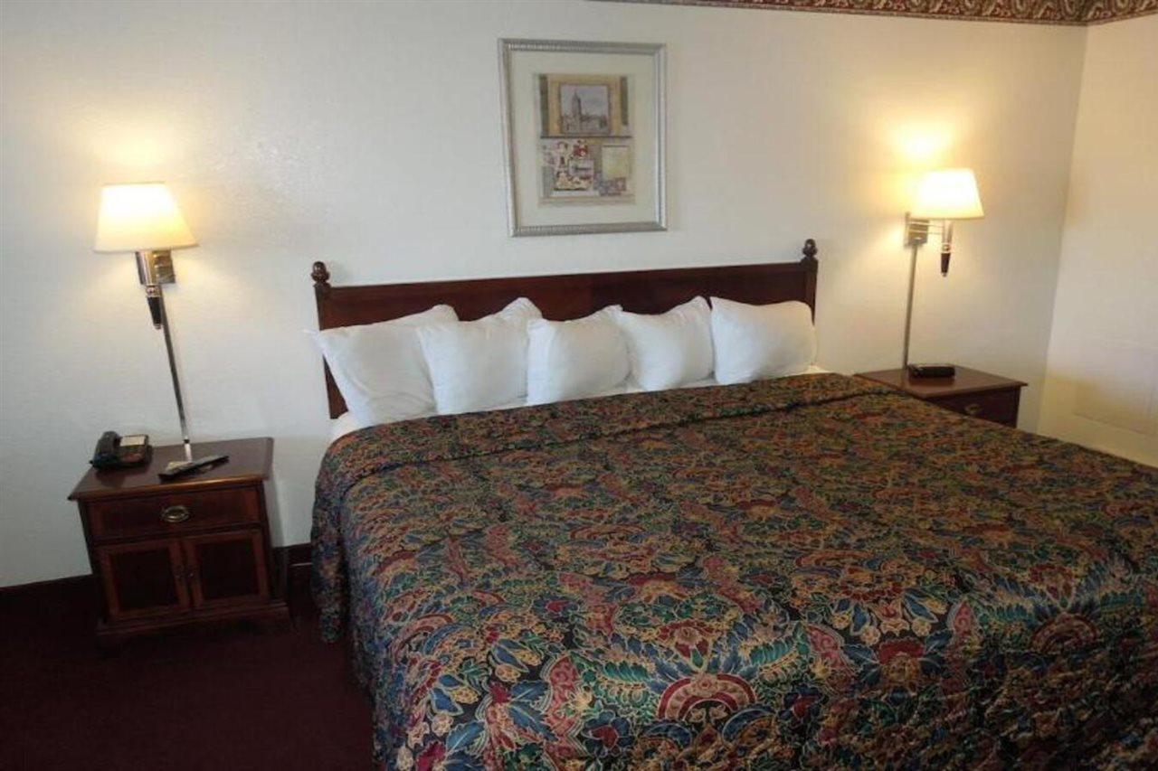 Days Inn Riverton Bagian luar foto