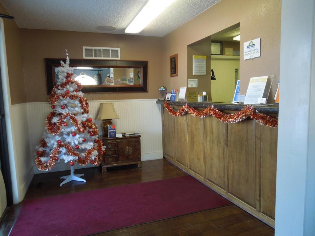 Days Inn Riverton Bagian luar foto