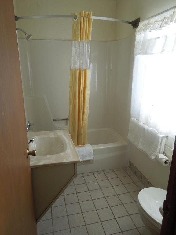 Days Inn Riverton Bagian luar foto